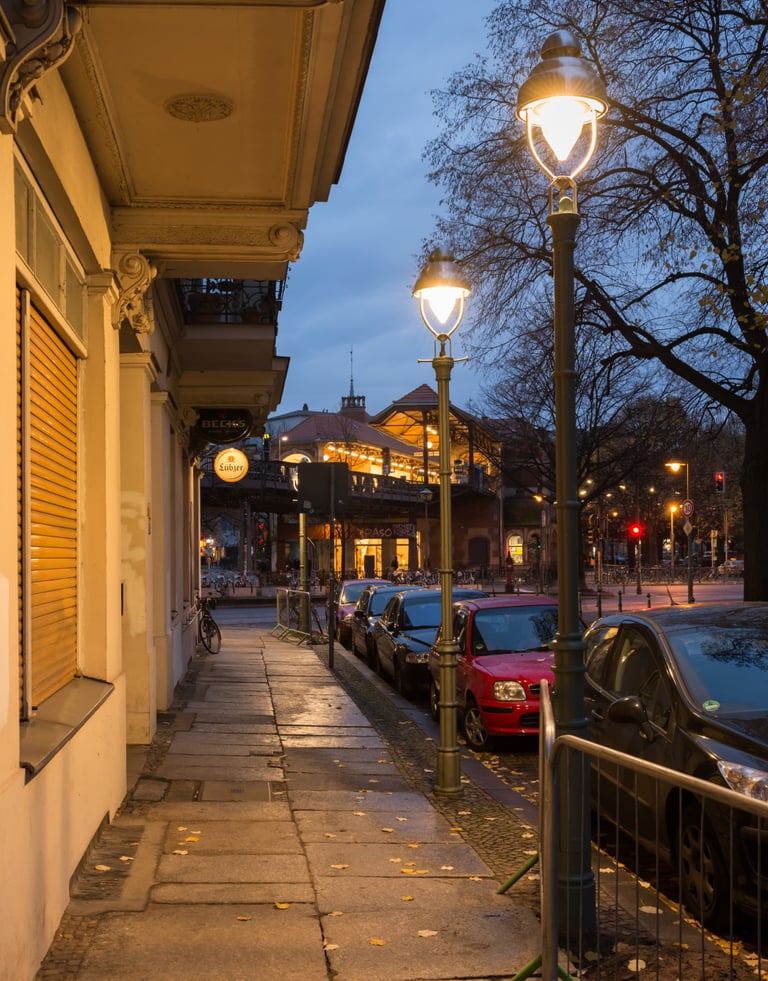 Straßenbeleuchtung in Berlin bei Nacht – UFT Bau GmbH Lichtmastprojekt Tiefbau Berlin