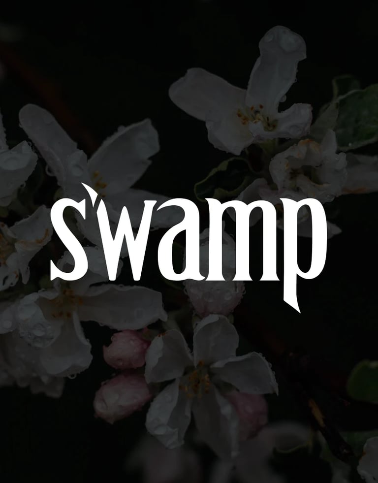 Logotipo de Swamp sobre fondo floral