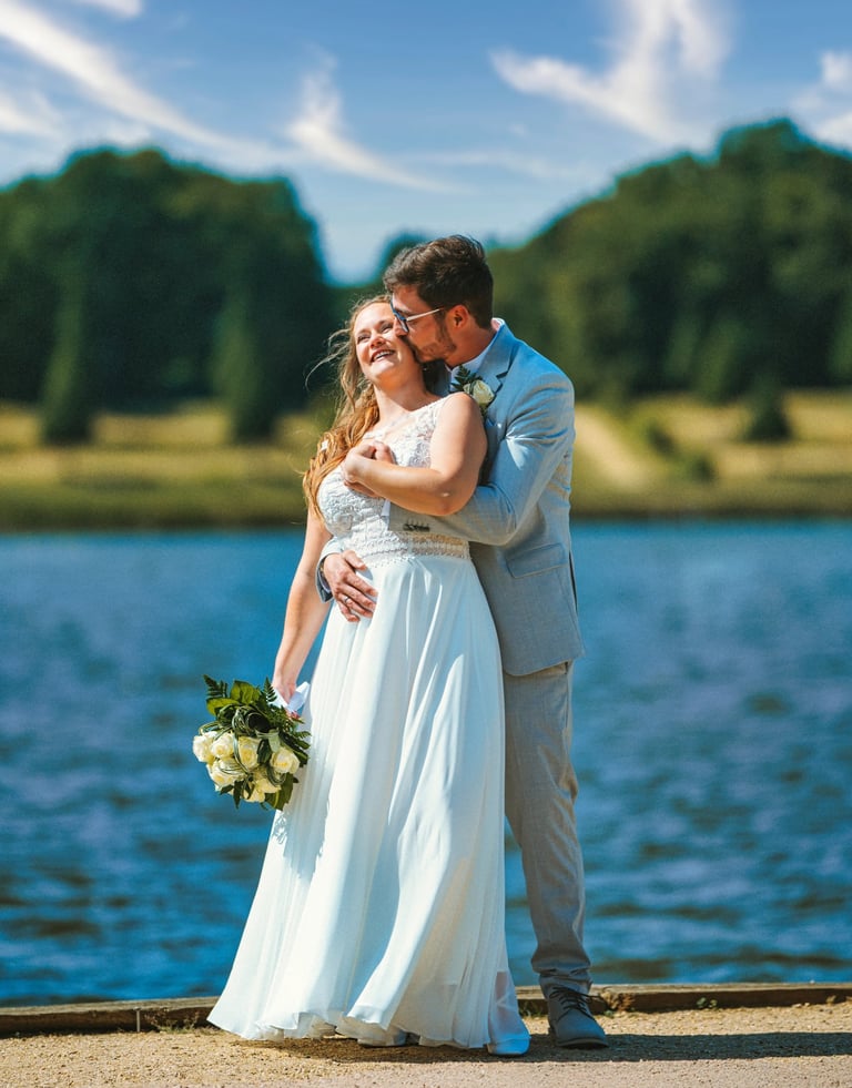 Brautpaar bei einem Hochzeitsshooting am See in Rheinsberg – natürliche Hochzeitsfotografie