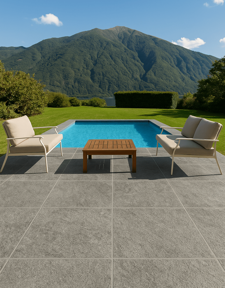 Porcelanato antideslizante tipo piedra alrededor de piscina en casa de lujo en Caracas. Zeramiq.