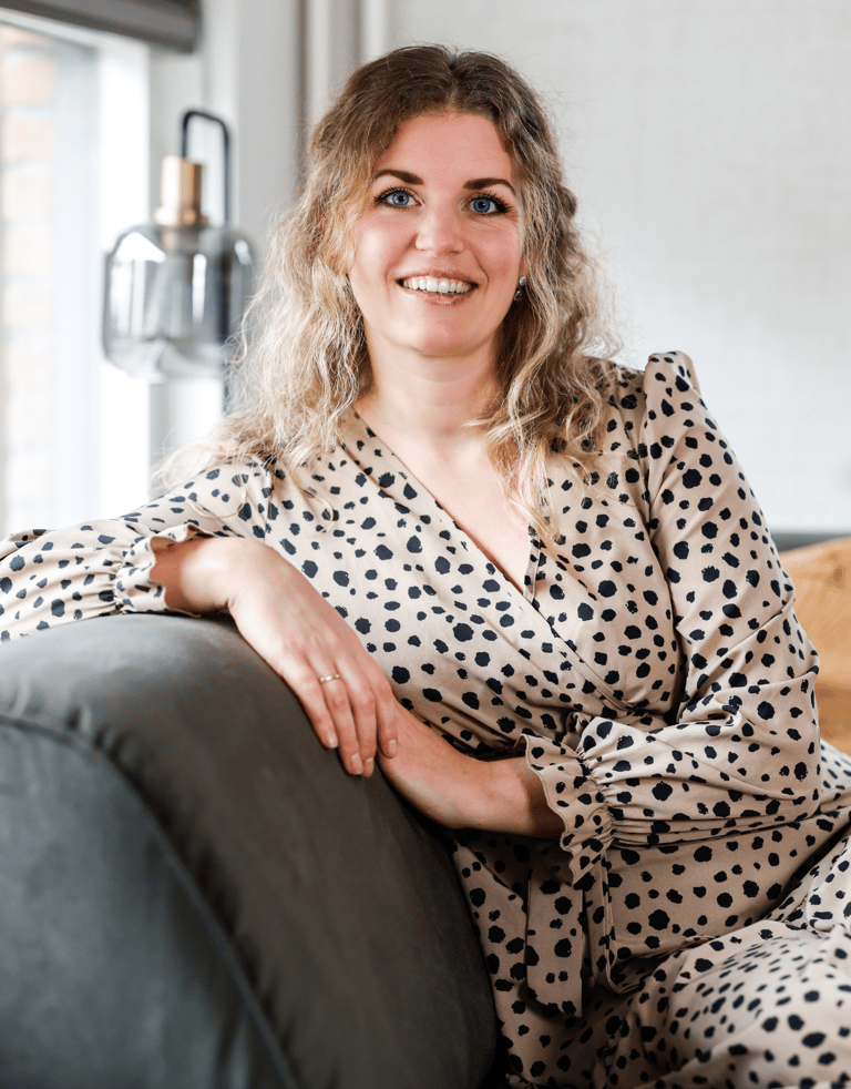 hypnose therapeut zittend op de bank, kijkend naar de camera