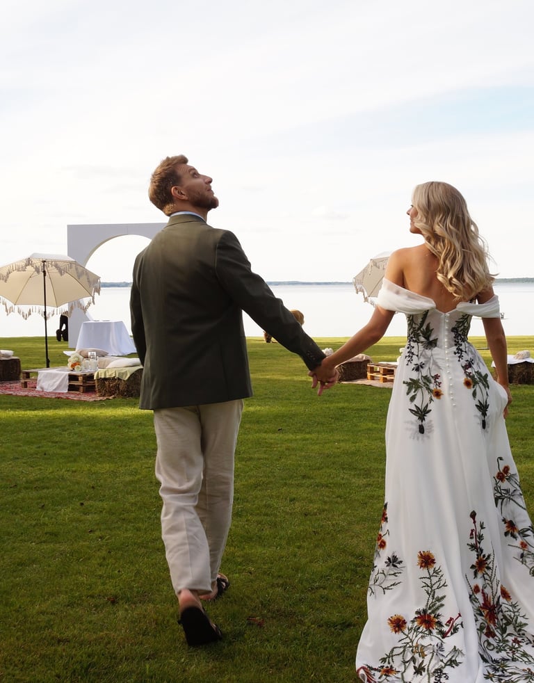 vestivalis vestuvės ir jaunųjų pora kur xmoteris puošiasi gėlėta vestuvine suknele