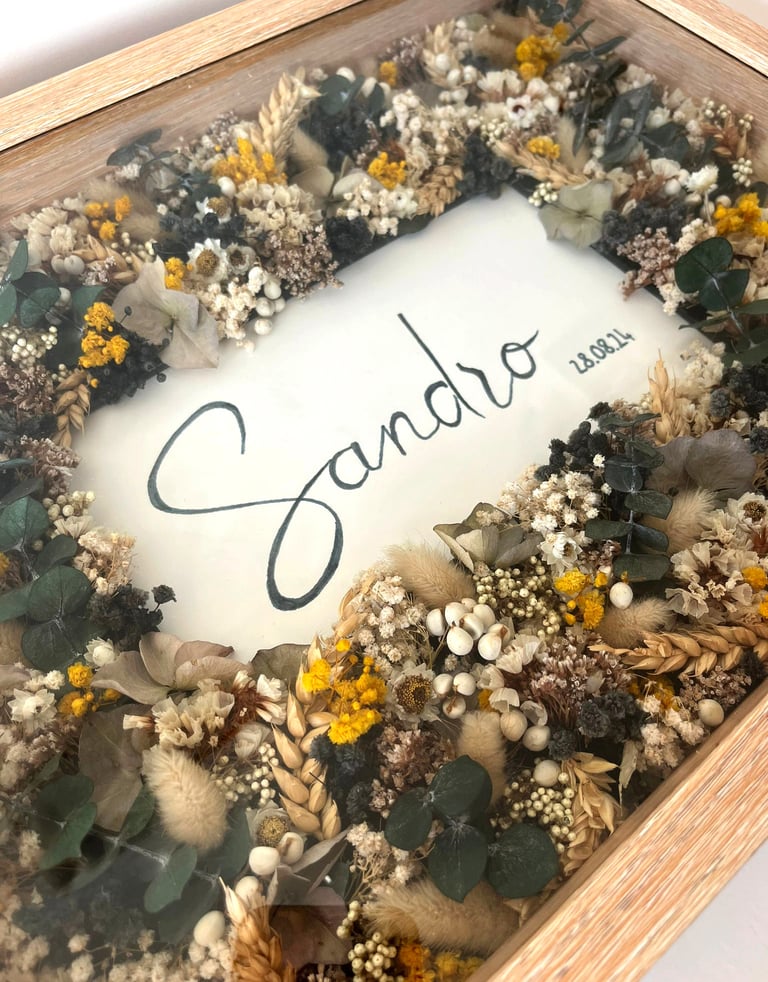 cadre fleuri fleurs sèches pour naissance
