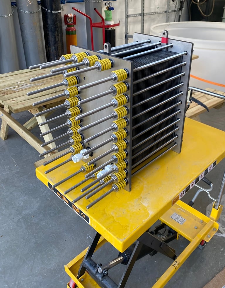 Alkaline electrolyser stack