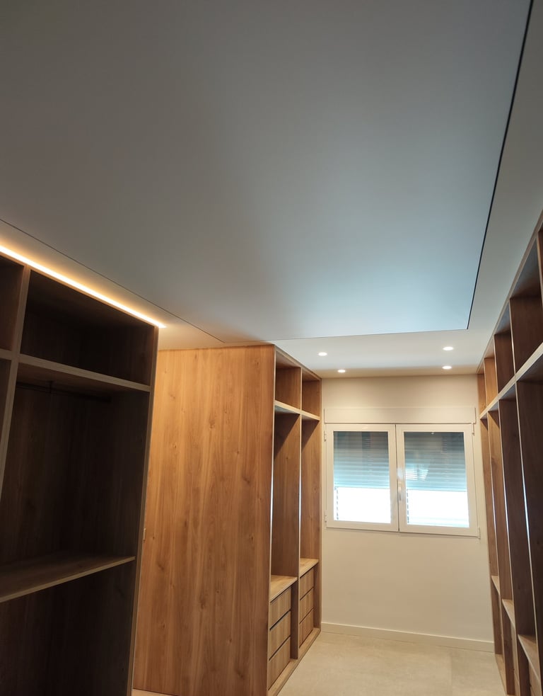 Iluminación regulable con techo tensado LED en vivienda privada de Alberique, Valencia