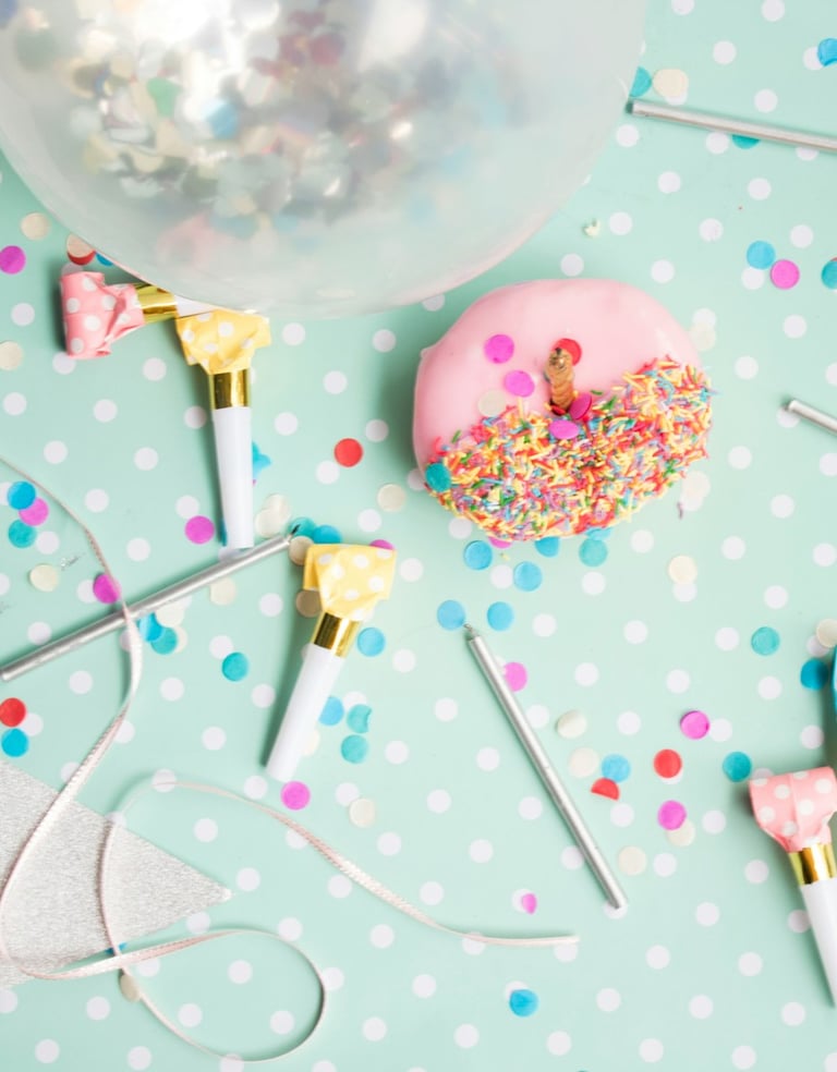 stvari za rođendan posložene na plavoj pozadini