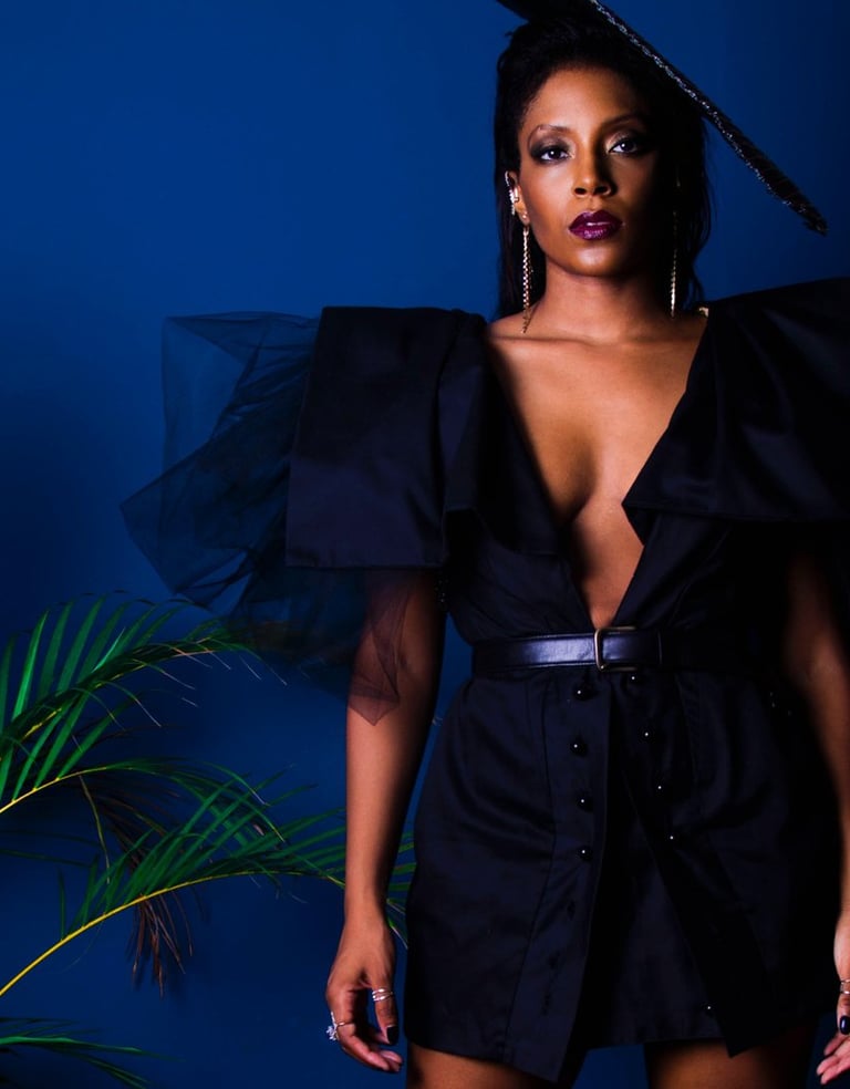 Une femme en robe haute couture noire et chapeau Anais Ricard 