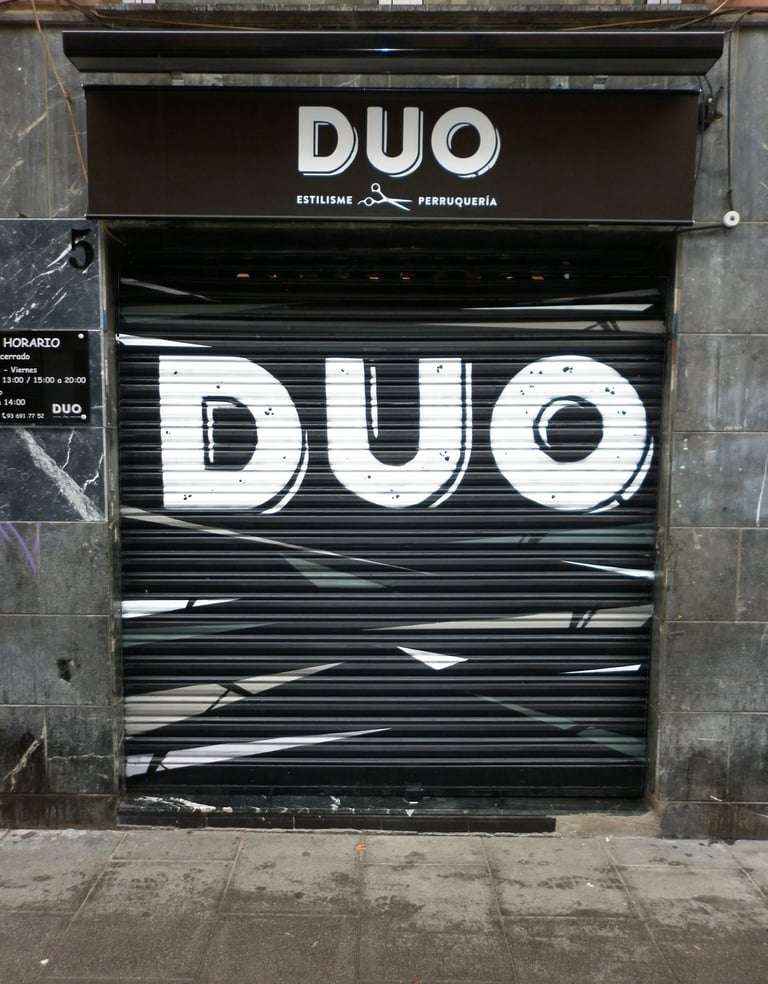 Decoración cierre metálico de peluqueria con graffiiti mural barcelona