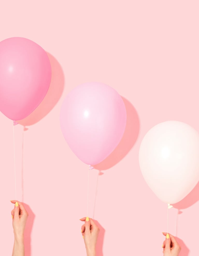 tri balona ispred roze pozadine