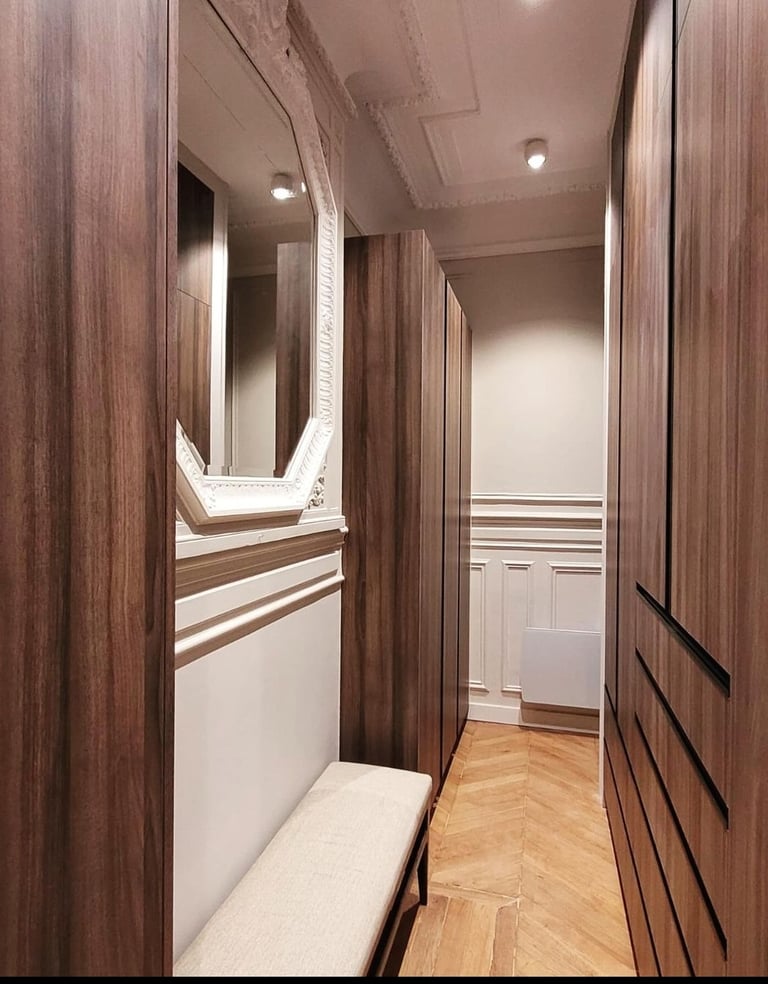 dressing sur mesure mettant en valeur les moulures de l'appartement