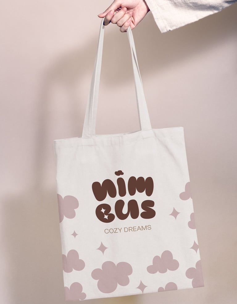 Diseño de bolsa para Nimbus Cozy Dreams, mostrando una bolsa de tela en tono crema con el logotipo y el patrón gráfico de nub