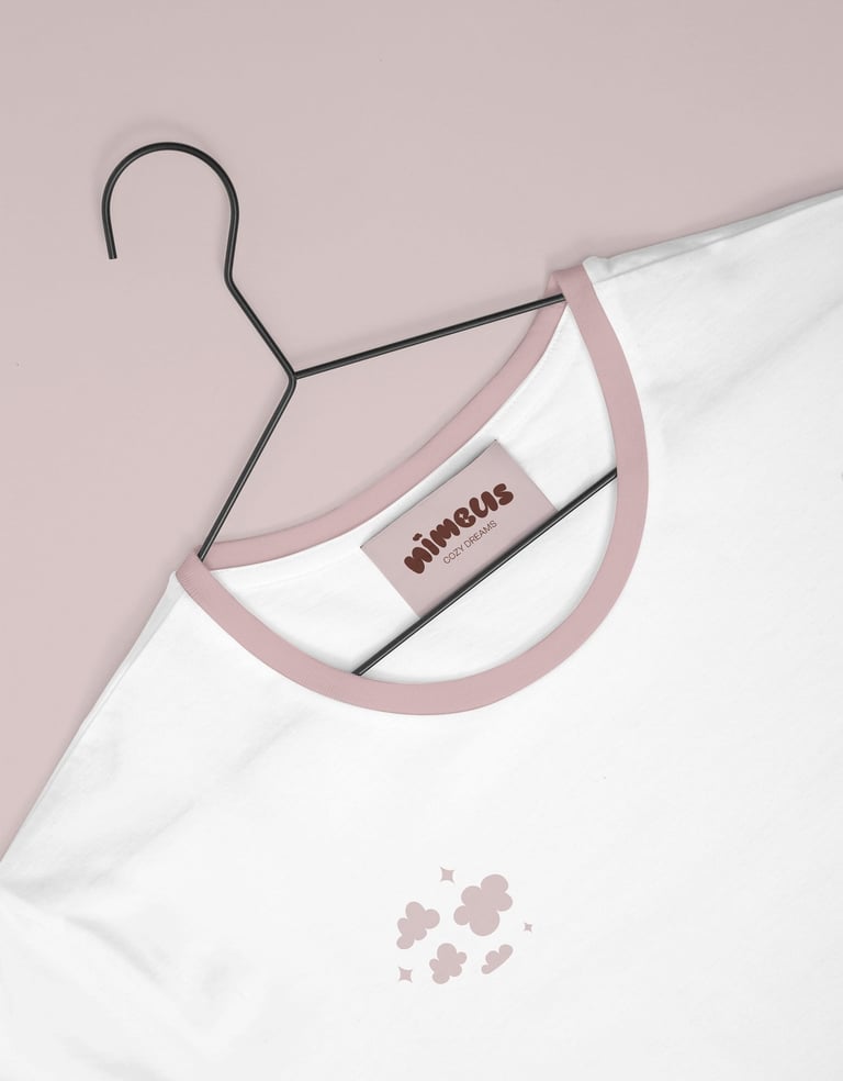 Diseño de camiseta de Nimbus, mostrando la etiqueta con el logotipo de la marca y un detalle del patrón gráfico de nubes cara
