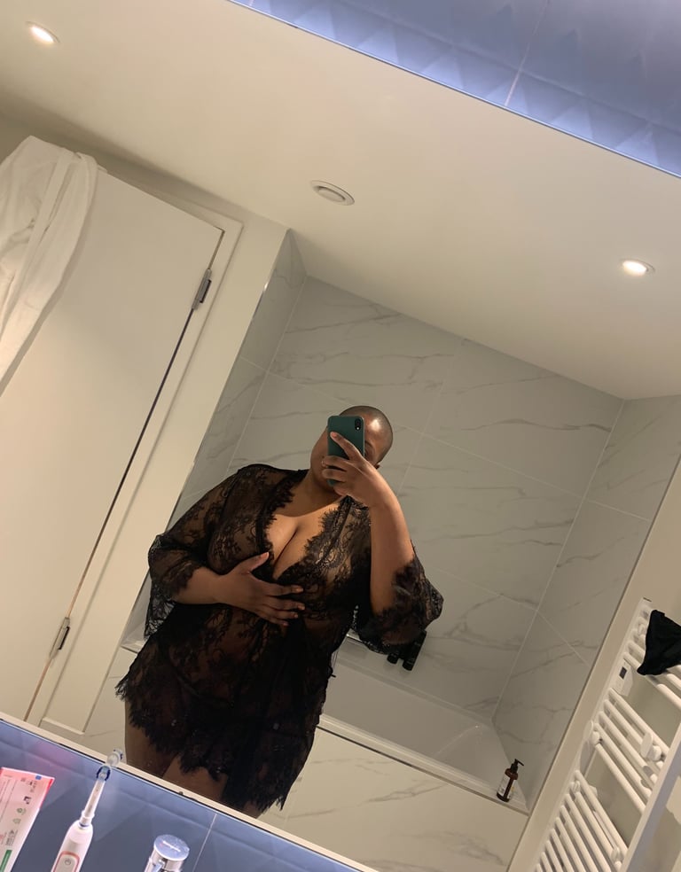 Sable Gold Austria fetish Escort Bathroom Lingerie