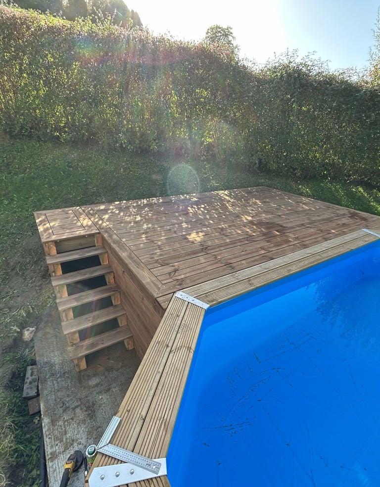 Terrasse en bois autour d'une piscine
