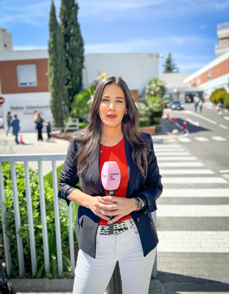 María Lázaro en un directo como periodista en la Clínica Ruber