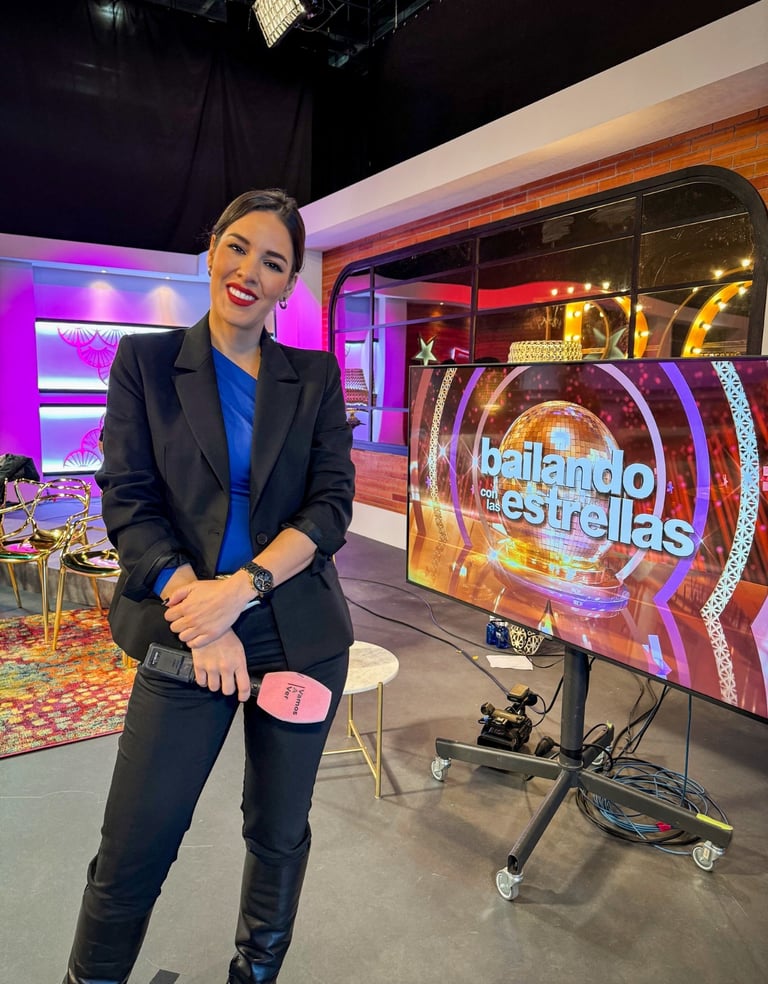 María Lázaro trabajando como reportera en el programa Bailando con las Estrellas