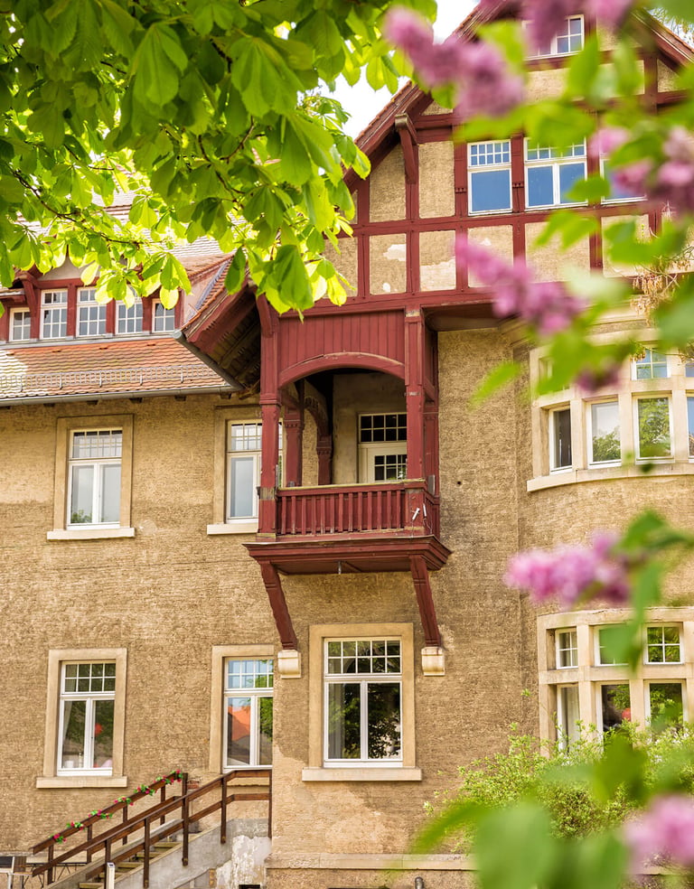Wunderschöne Hochzeitslocation rustikales Haus mit Blumen