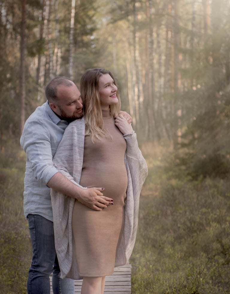 Laukimo fotosesija, vyras ir moteris pozuoja varnikų pažintiniame take