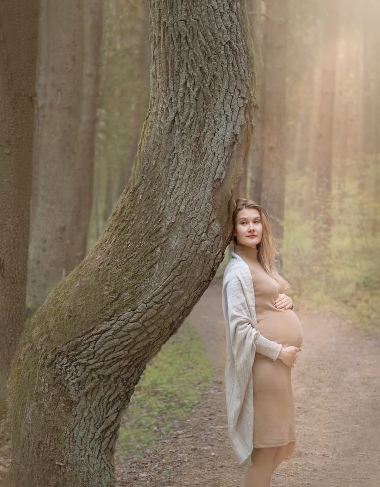 Nėštumo fotosesija Varnikų pažintiniame take, fine art stilizuota nuotrauka