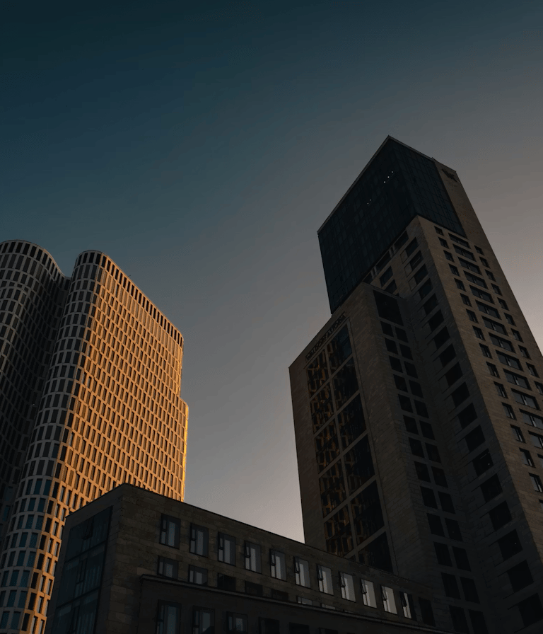 Skyline-Ansicht als Repräsentation für hochklassiges IT-Consulting und Management.