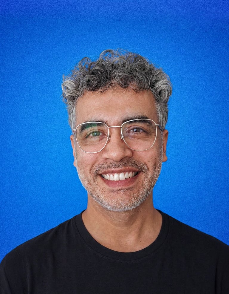 Retrato Daniel Vega, diseñador especializado en branding y dirección creativa. fondo azul texturizado de estilo minimalista.