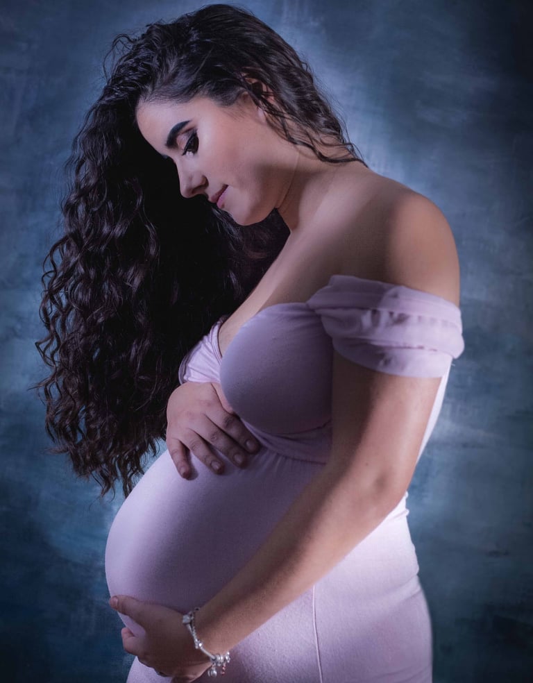 photo grossesse femme brune en robe rose