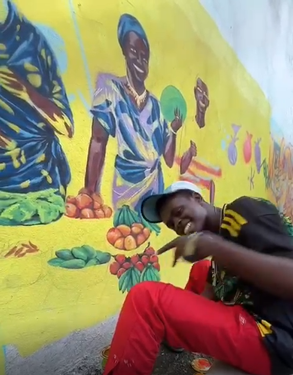 Moussa Moutoilib devant une création artistique locale à Mayotte