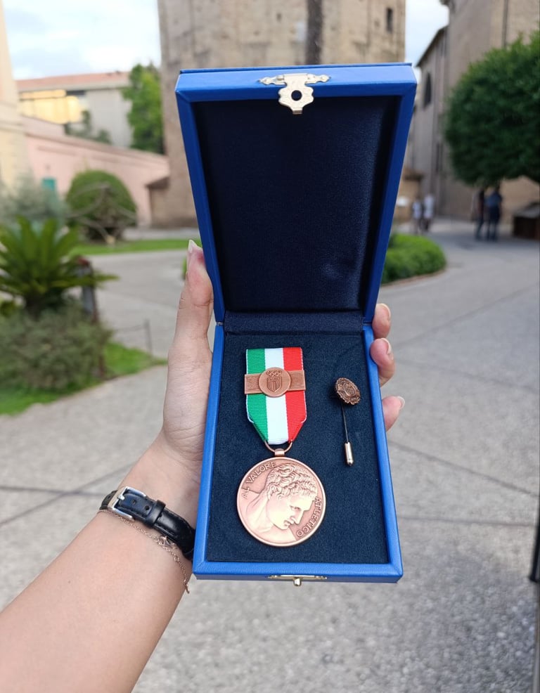 Nell'immagine si vede una medaglia al valore atletico conferita dal CONI per meriti sportivi