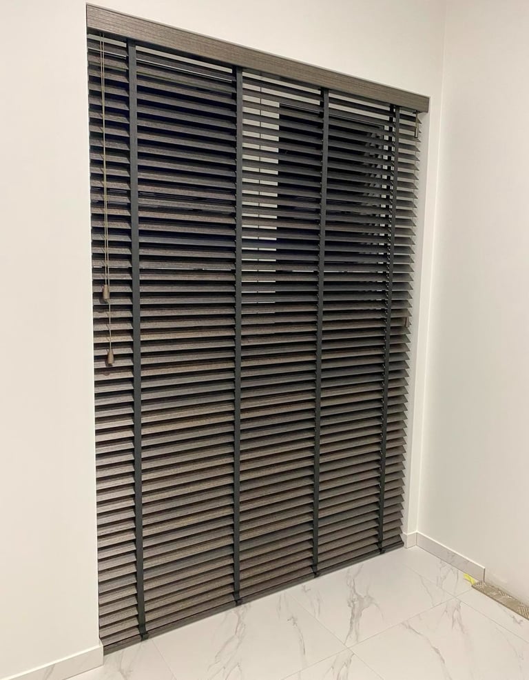 paveikslėlyje atvaizduojama sumontuotos aukštos medinės žaliuzės tamsios spalvos