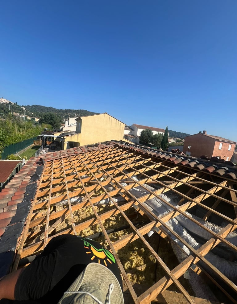 Charpente mise à nu après le retrait du système d'intégration photovoltaïque à Villeneuve (04).