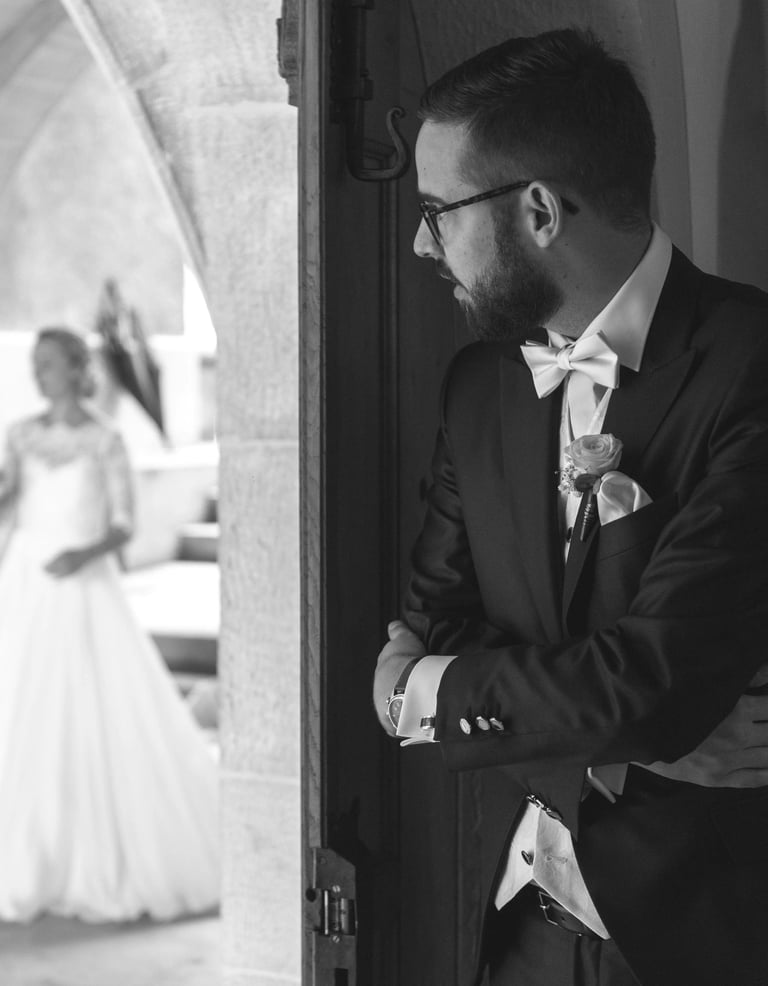Bräutigam wartet auf die Braut beim First Look – fotografiert von Lunora Weddings, Hochzeitsfotograf am Möhnesee