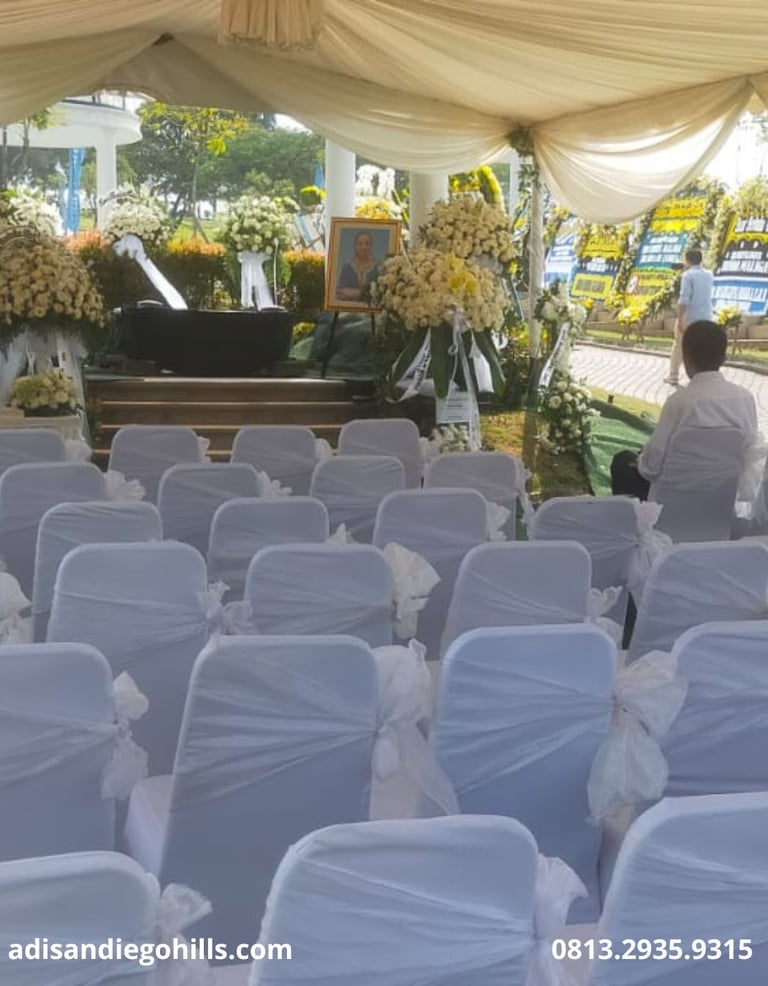 Dekorasi tenda dan kursi putih dalam layanan prosesi pemakaman VIP mewah San Diego Hills Karawang.