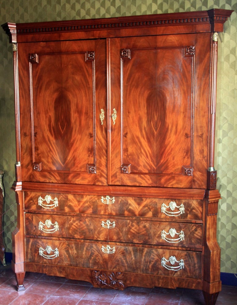 Volledige restauratie 19e-eeuwse voorraadkast. Mahonie fineer afgewerkt met Shellac.