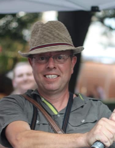 Основателят на Hedgie Wilder Дом и Градина, стоящ в Куртово Конаре, България