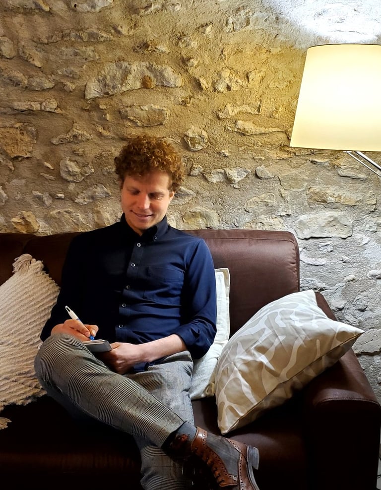 Séance d’hypnose en visio et au cabinet avec Jonathan Cuinat, hypnothérapeute certifié