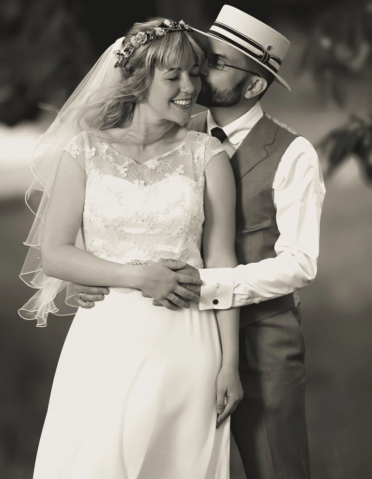 Braut und Bräutigam umarmen sich liebevoll bei ihrer Hochzeit am Möhnesee
