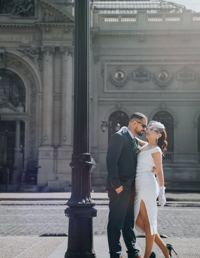 fotografía de novios en la calle
