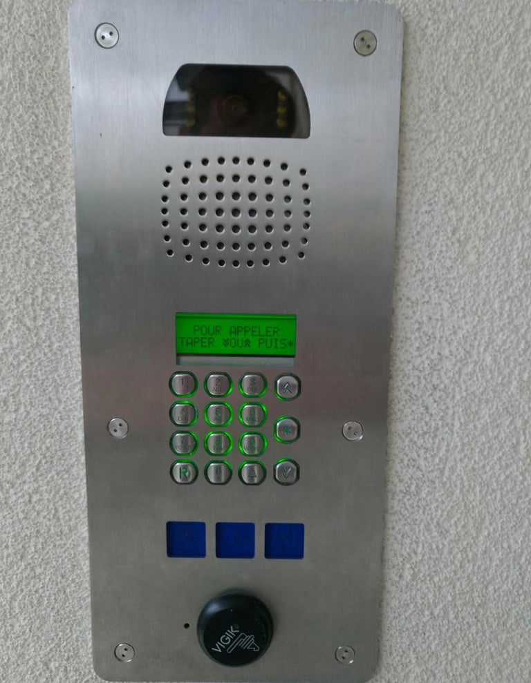  Phonie-Sat réparant un interphone à Aix-les-Bains 