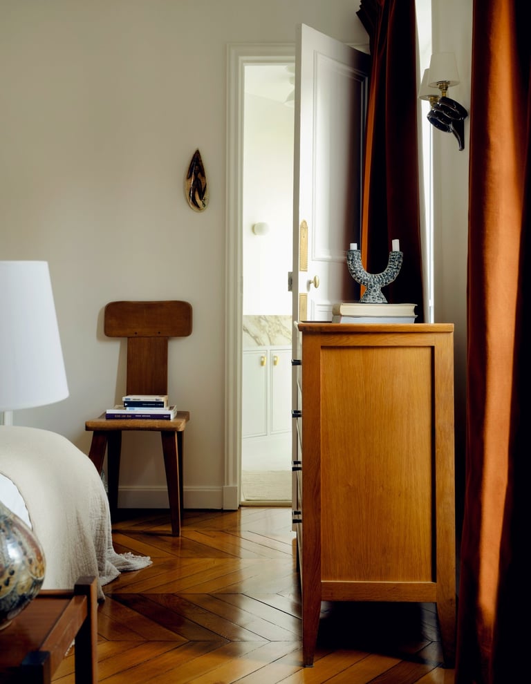 Chaise brutaliste et céramiques Vallauris dans une chambre principale design haut de gamme