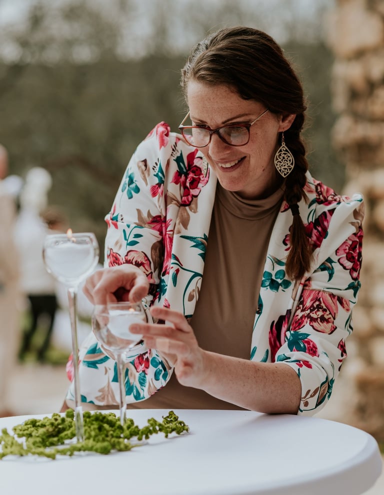 wedding designer cindy essence d'un jour en train de faire la mise en place