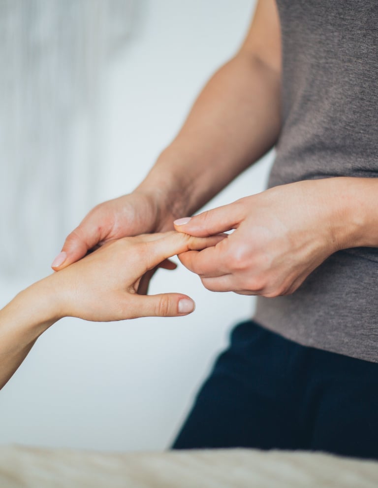 Massage des mains pour la détente