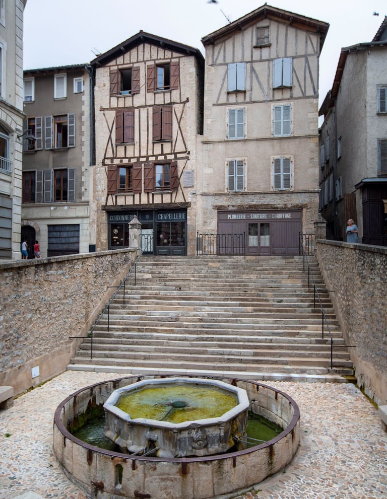 La fontaine monolithe : le Griffoul, à Villefranche de Rouergue 