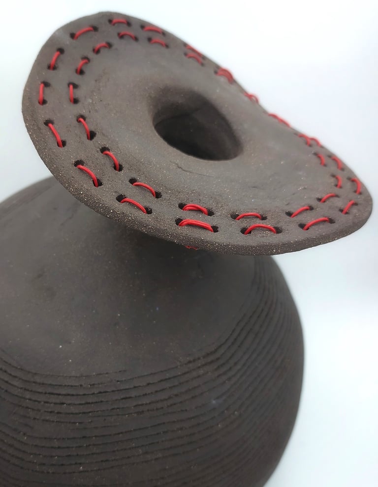 Estelle Del focus de la sculpture équilibre tissé