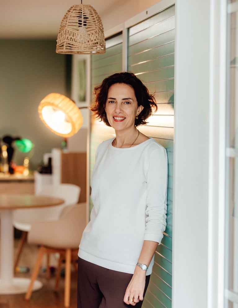 Maître Virginie Lombardot devant son cabinet