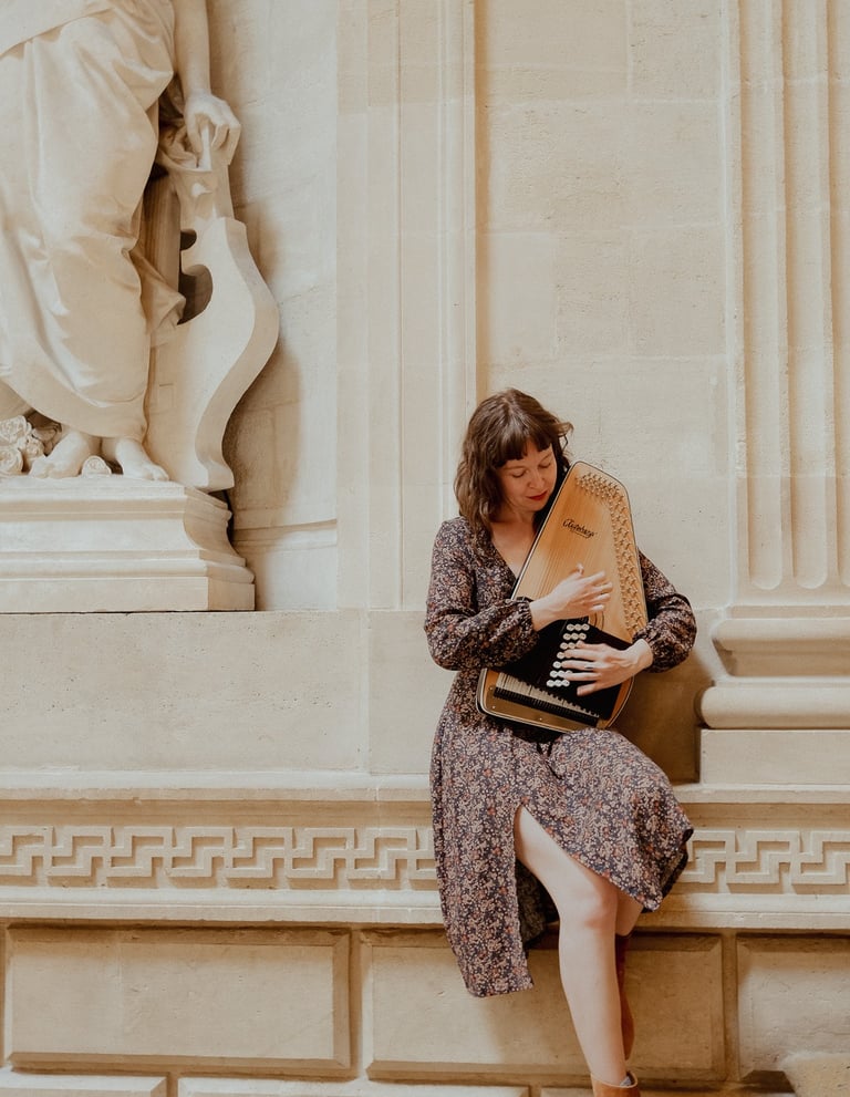 Chanteuse lyrique Rebecca Sorensen avec instrument traditionnel, prestation pour mariages en Gironde
