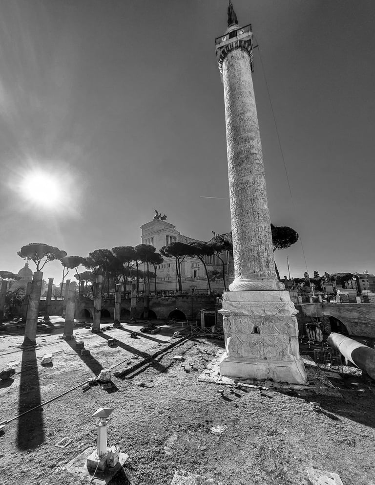 fori imperiali in bianco e nero. veduta dal basso della grande colonna con ombre e luci