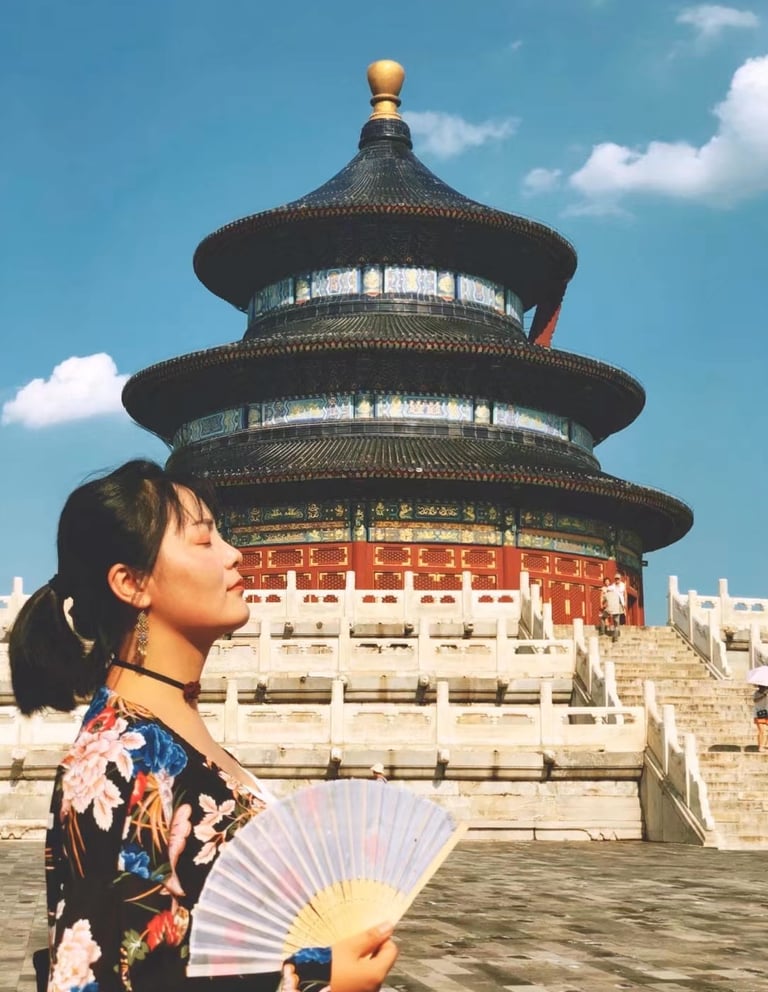 Bella mujer china en el Templo del Cielo