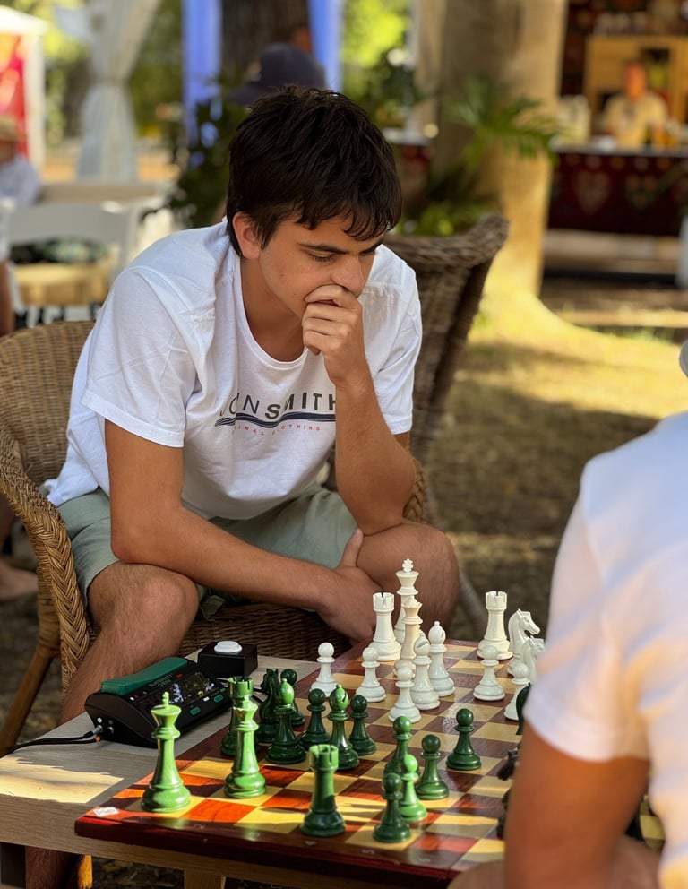 Juan concentrado en una partida de Quaternity competitiva al aire libre.
