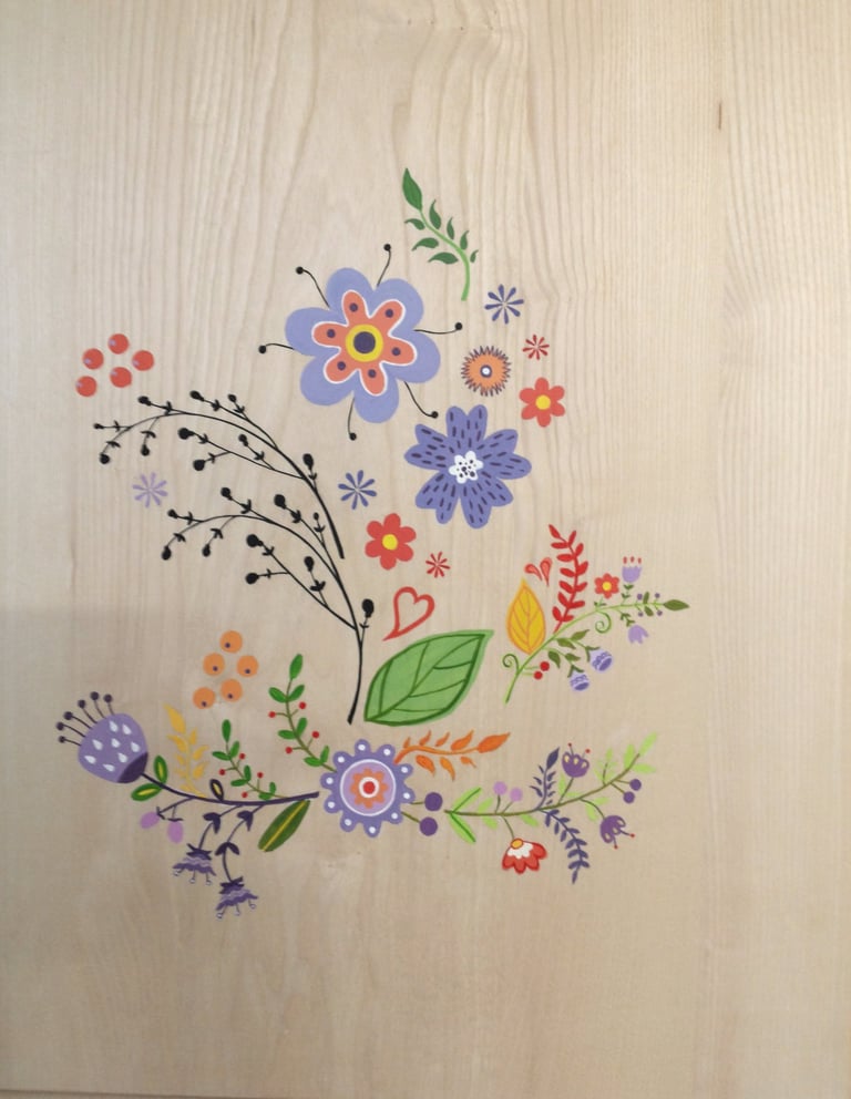 Détails de motifs décoratifs floraux peints sur des portes en bois massif.