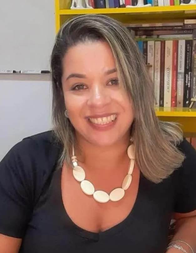 Retrato de uma mulher em estilo selfie, da cabeça ao busto, em formato retrato três por quatro.